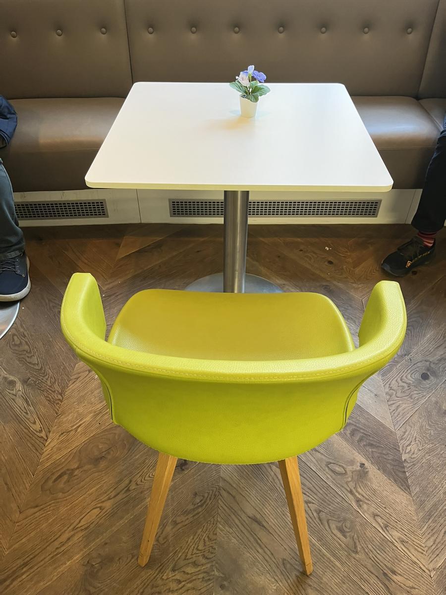 8 Stk. Besuchertische, je ca. 70x70cm?d=2026-03-13 21:28:15