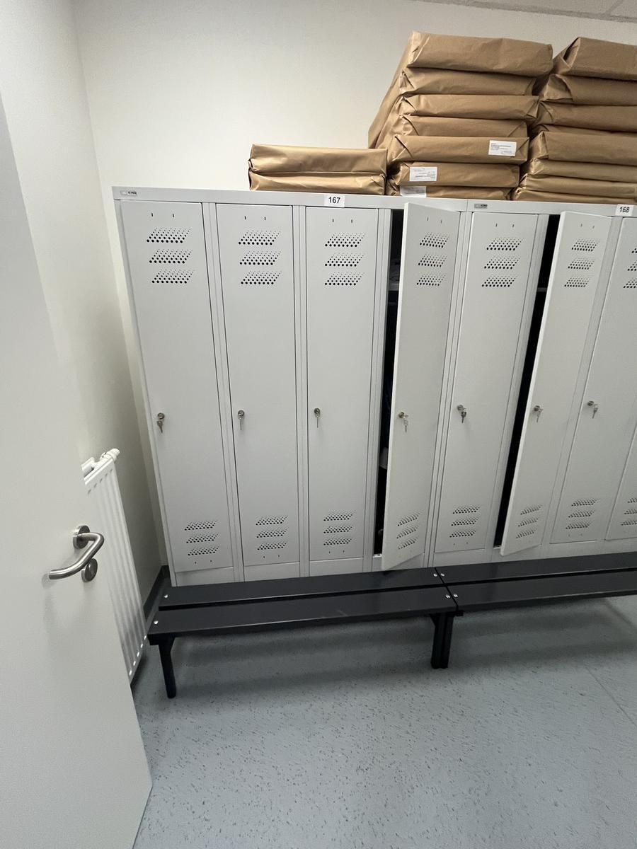 4teiliger Spind, mit Bank, ca. 120x50x195cm?d=2026-03-13 22:47:48