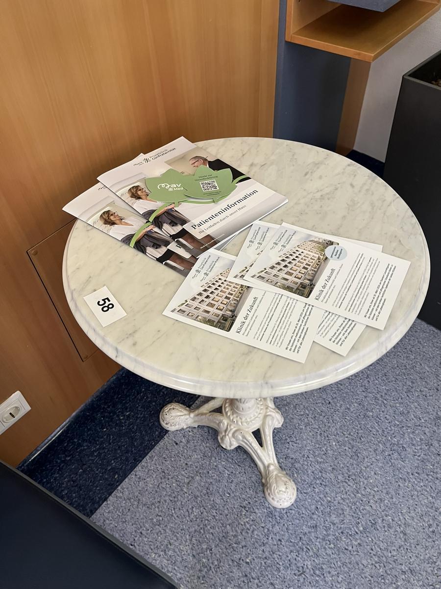 2 Stk. Tische mit Granitplatte, DM 60cm