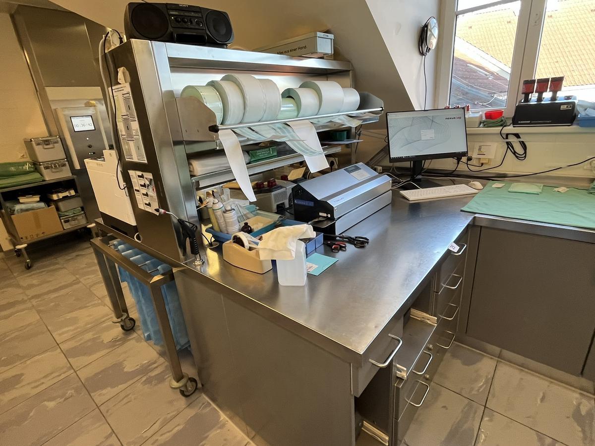 Edelstahl Arbeitstischmodul, ca. 205x200x85cm, links rechts mit Aufsatz