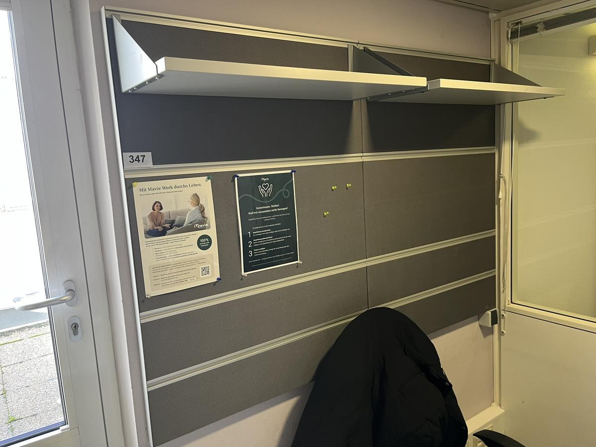 Pinnwand mit Ablageregal ca. 160/110 cm?d=2026-03-24 00:54:25