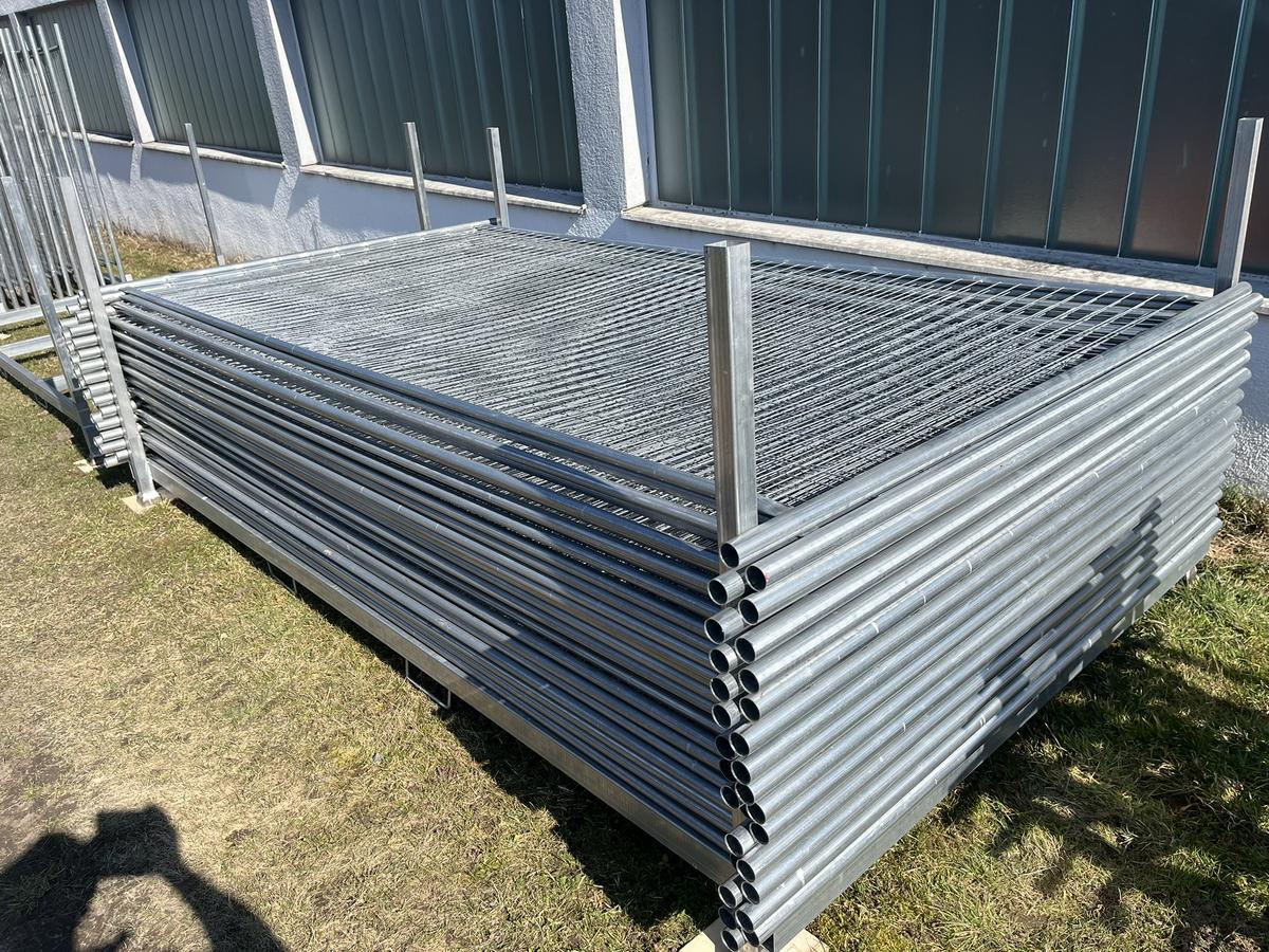45 Stk. Bauzaunelemente ca. 350x200cm, mit Stapelpalette, 45 Sockelsteine?d=2026-04-07 23:26:57