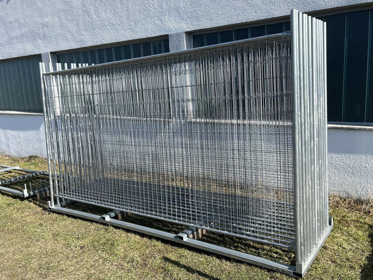 12 Stk. Bauzaunelemente ca. 350x200cm, mit Stapelbox, 12 Sockelsteine