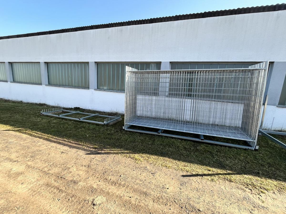 12 Stk. Bauzaunelemente ca. 350x200cm, mit Stapelbox, 12 Sockelsteine?d=2026-04-07 23:27:25