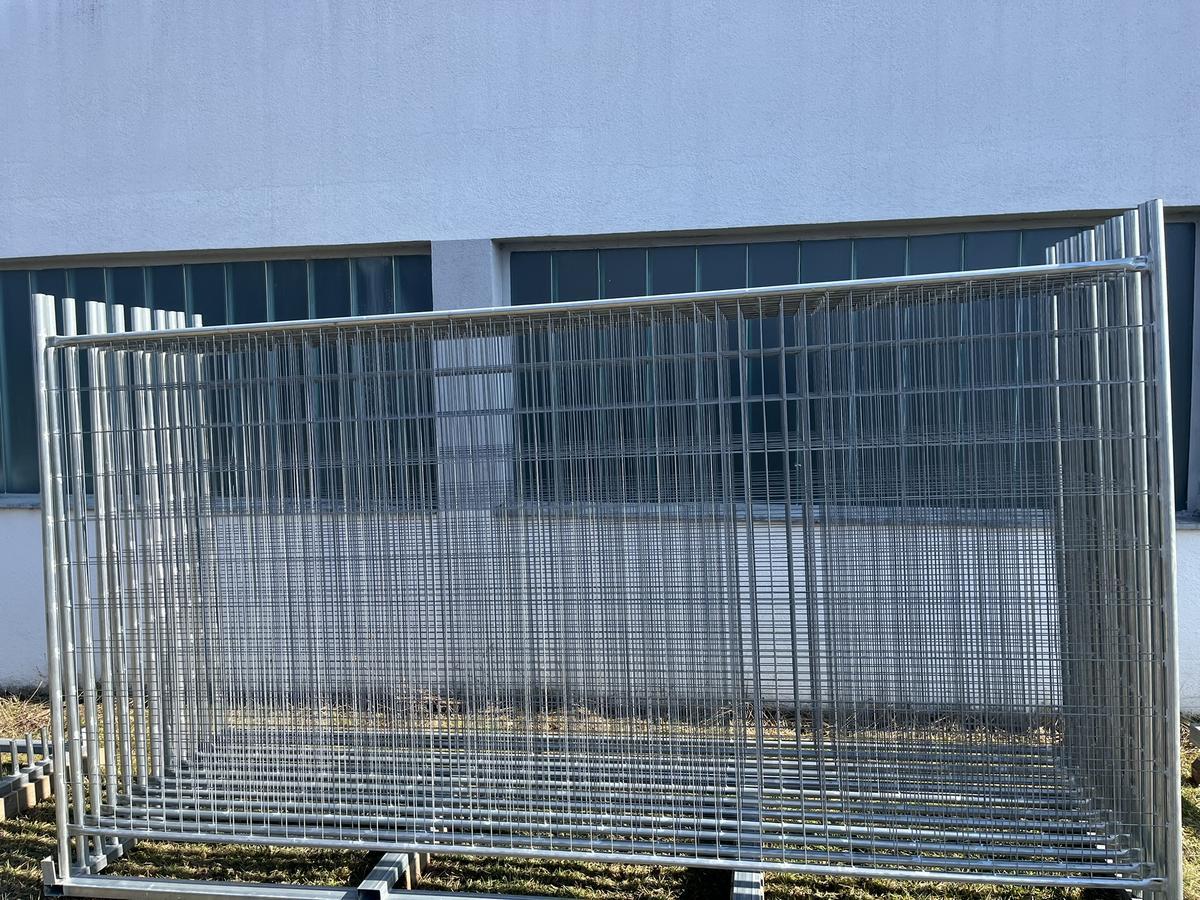 12 Stk. Bauzaunelemente ca. 350x200cm, mit Stapelbox, 12 Sockelsteine?d=2026-04-07 23:27:26