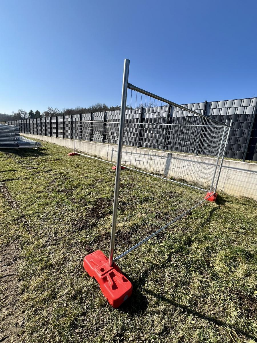 20 Stk. Bauzaunelemente ca. 350x200cm, verzinkt,fabriksneu, 20 Sockelsteine?d=2026-04-07 23:27:22