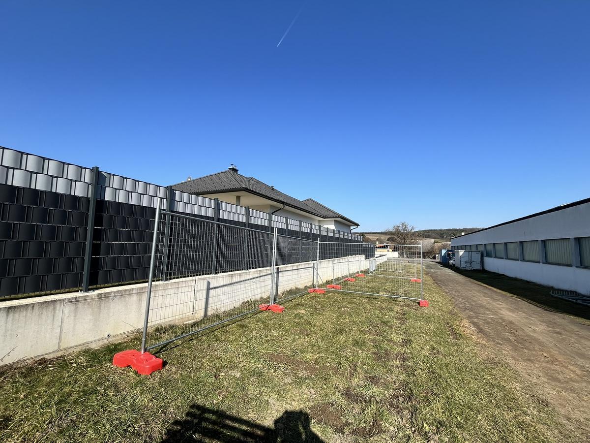 20 Stk. Bauzaunelemente ca. 350x200cm, verzinkt,fabriksneu, 20 Sockelsteine?d=2026-04-07 23:34:26