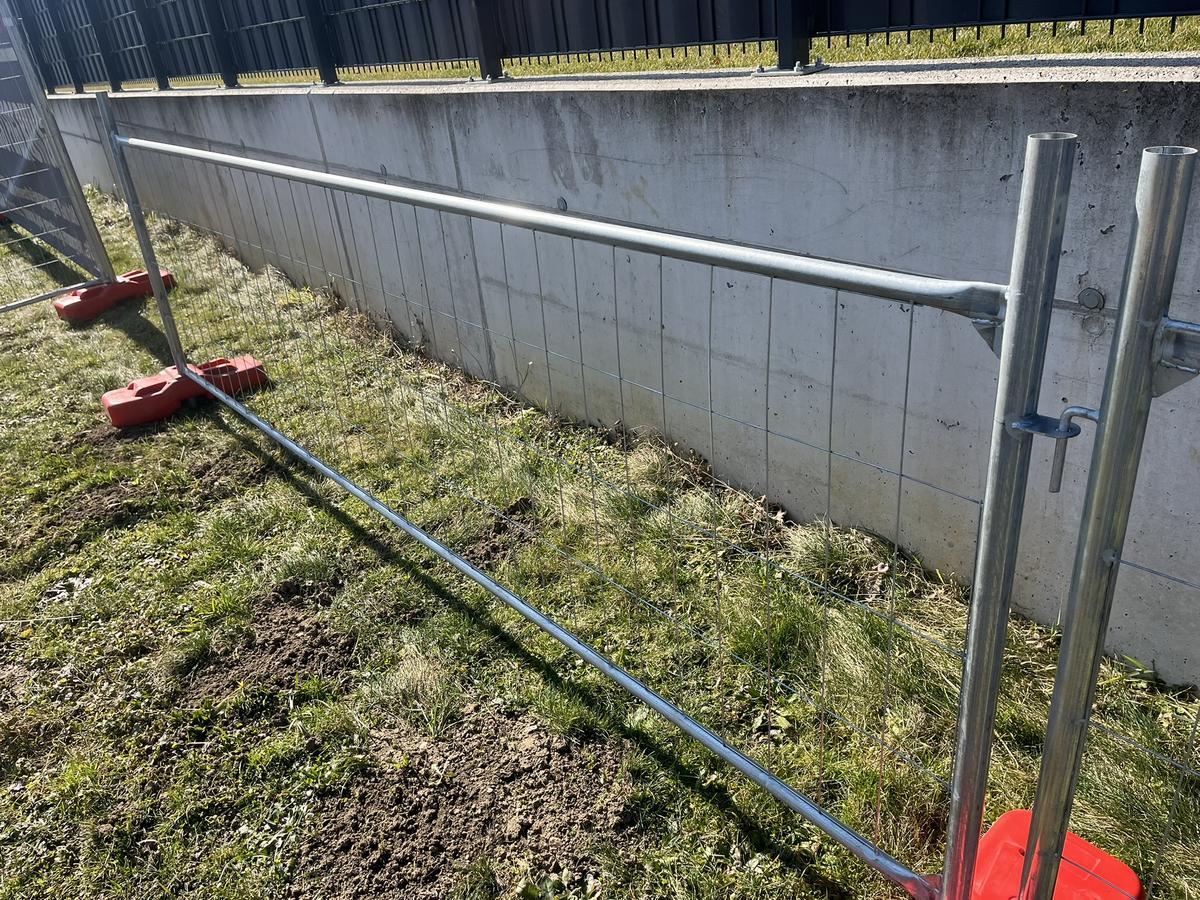 20 Stk. Bauzaunelemente ca. 340x120cm, verzinkt,fabriksneu, 20 Sockelsteine?d=2026-04-07 23:26:57