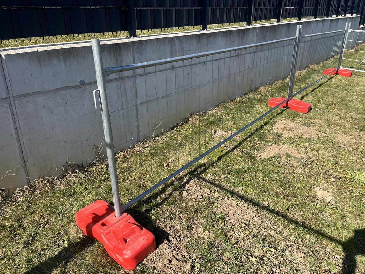 20 Stk. Bauzaunelemente ca. 340x120cm, verzinkt,fabriksneu, 20 Sockelsteine