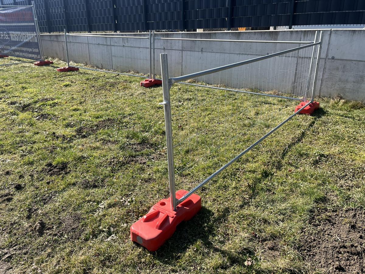 20 Stk. Bauzaunelemente ca. 340x120cm, verzinkt,fabriksneu, 20 Sockelsteine?d=2026-04-07 23:27:20