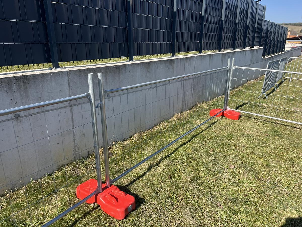 20 Stk. Bauzaunelemente ca. 340x120cm, verzinkt,fabriksneu, 20 Sockelsteine?d=2026-04-07 23:34:24