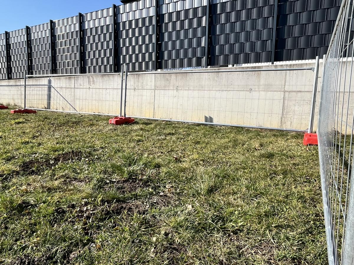 30 Stk. Bauzaunelemente ca. 340x120cm, verzinkt,fabriksneu, 30 Sockelsteine