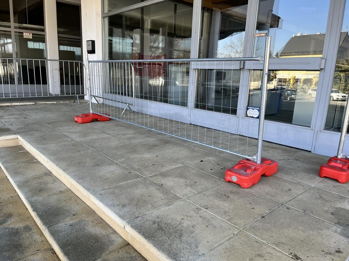 30 Stk. Bauzaunelemente ca. 340x120cm, verzinkt,fabriksneu, 30 Sockelsteine