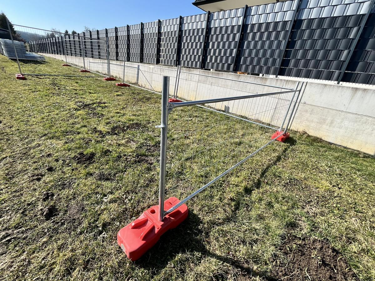 30 Stk. Bauzaunelemente ca. 340x120cm, verzinkt,fabriksneu, 30 Sockelsteine?d=2026-04-07 23:33:38