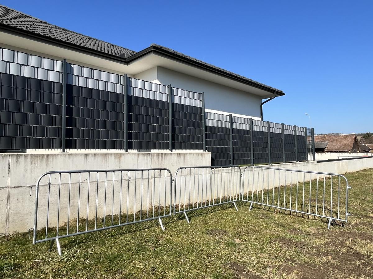 10 Stk. Absperrgitter verzinkt ca. 230x110cm, fabriksneu?d=2026-04-07 23:27:20