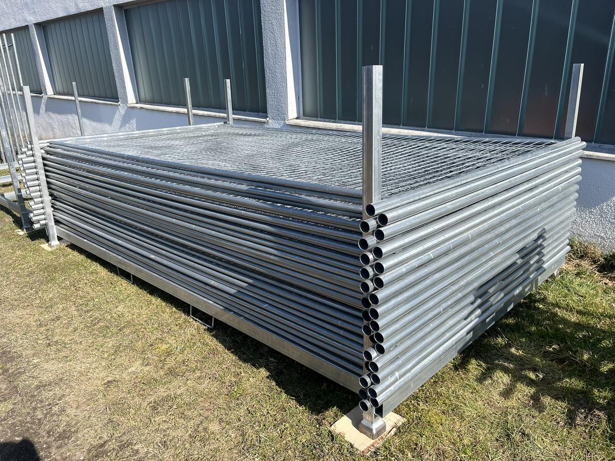 45 Stk. Bauzaunelemente ca. 350x200cm, mit Stapelpalette, 45 Sockelsteine?d=2026-04-07 23:32:17