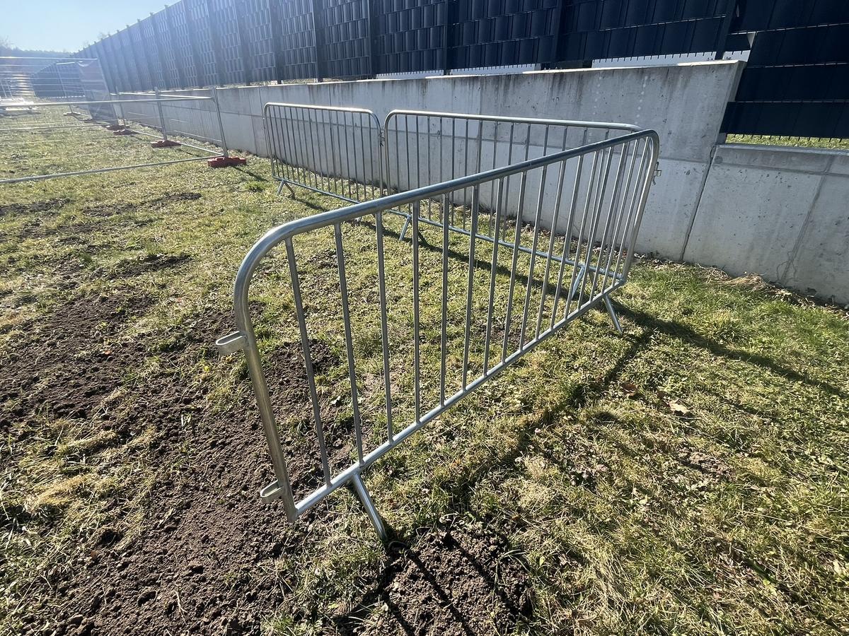 10 Stk. Absperrgitter verzinkt ca. 230x110cm, fabriksneu?d=2026-04-07 23:34:25