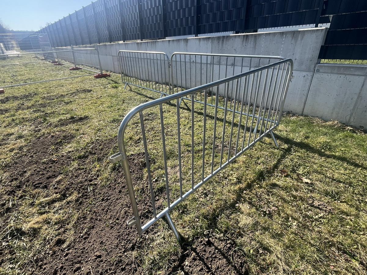 20 Stk. Absperrgitter verzinkt ca. 230x110cm, fabriksneu?d=2026-04-07 23:27:19