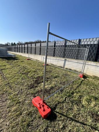 20 Stk. Bauzaunelemente ca. 350x200cm, verzinkt,fabriksneu, 20 Sockelsteine