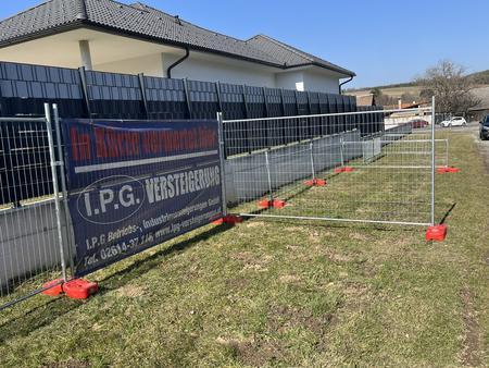 30 Stk. Bauzaunelemente ca. 350x200cm, verzinkt,fabriksneu, 30 Sockelsteine