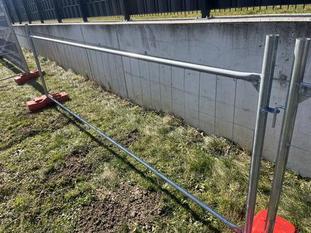 20 Stk. Bauzaunelemente ca. 340x120cm, verzinkt,fabriksneu, 20 Sockelsteine