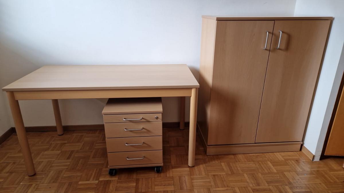 B&uuml;rom&ouml;bel Einrichtung bestehend aus: Kommode 90 cm lang x 50 cm tief x 120 cm hoch, Tisch 135 cm lang x 70 cm breit x 74 cm hoch, Rollcontainer 44 cm breit x 56 cm tief x 56 cm hoch?d=2026-03-26 22:26:34
