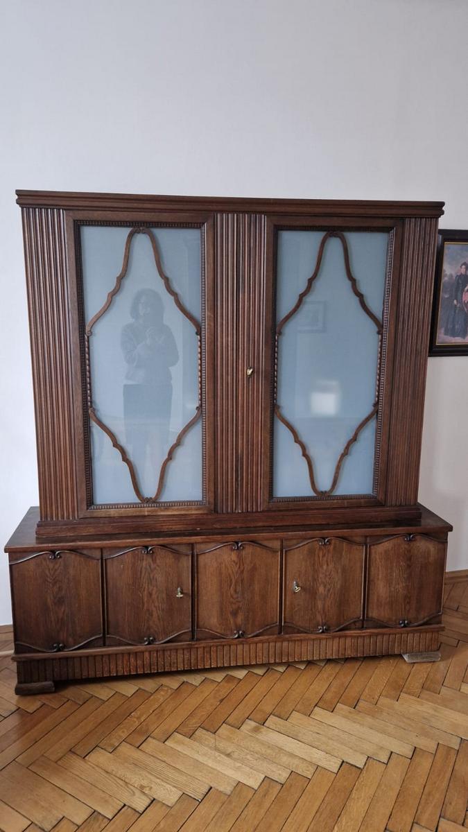 Altdeutscher Kasten, bestehend aus Ober- und Unterteil, Unterkasten 172 cm lang, 44 cm tief, 61 cm hoch und Oberkasten 153 cm lang, 35 cm tief, 122 cm hoch, Gesamth&ouml;he 183 cm