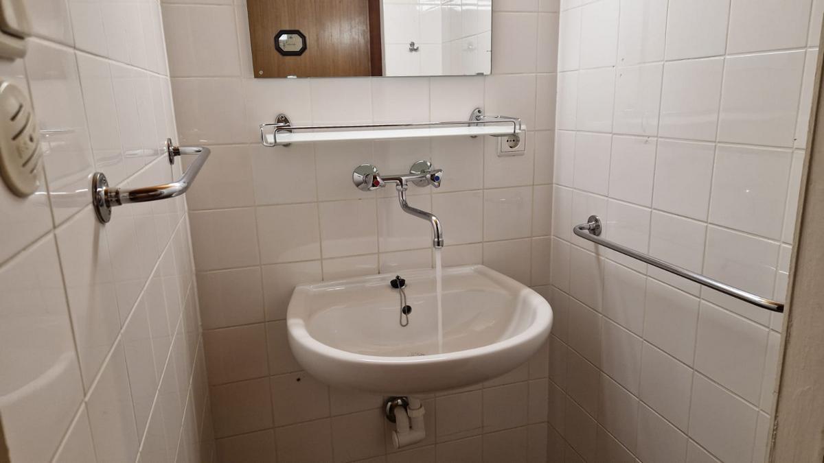 2 Stk. Handtuchstangen ca. 61cm lang und 1 Stk. Etagere ca. 61cm lang und 14.5cm tief?d=2026-03-26 22:18:04