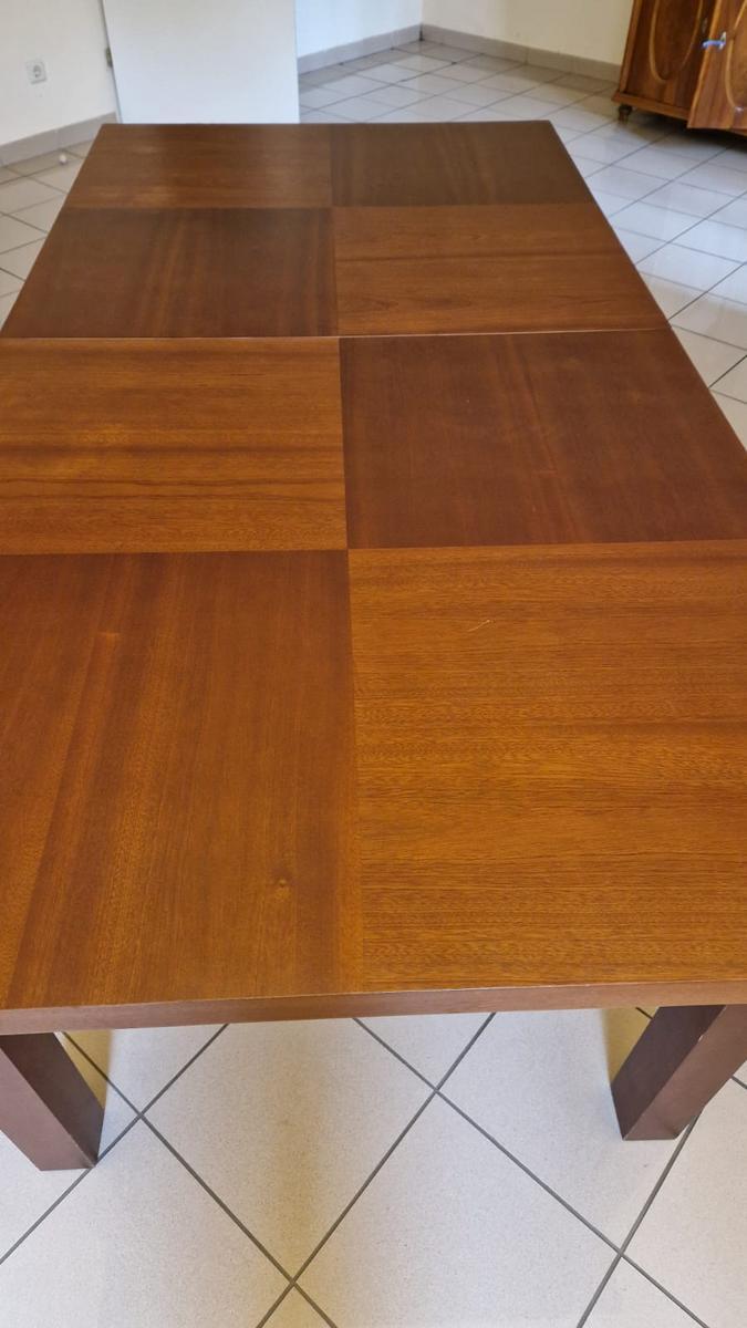 Tisch, ausziehbar, ca. 250 cm lang ausgezogen, bzw. 200 cm lang eingeklappt, 100 cm breit, 75 cm hoch