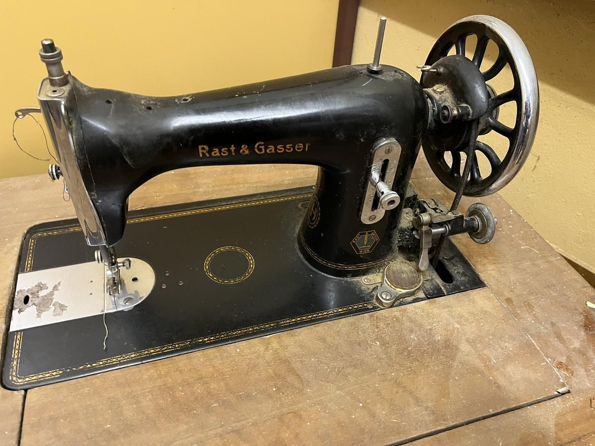 Rast & Gasser N&auml;hmaschine - Sammlerst&uuml;ck?d=2026-03-26 22:31:21