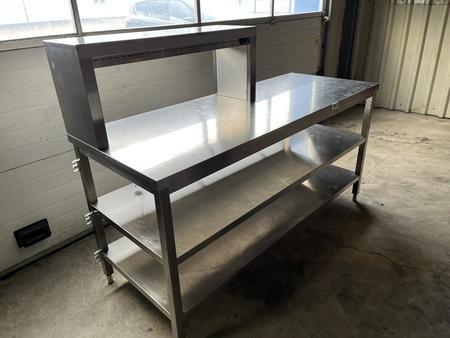 Edelstahlarbeitstisch mit W�rmebr�cke ca. 180/70/130 cm