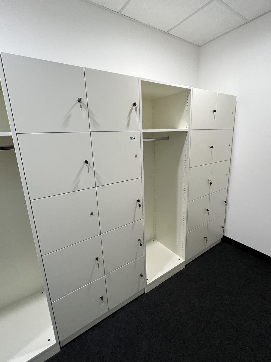 20 teiliger versperrbarer Handtaschenschrank ca. 220/60/190 cm?d=2026-03-30 21:34:11