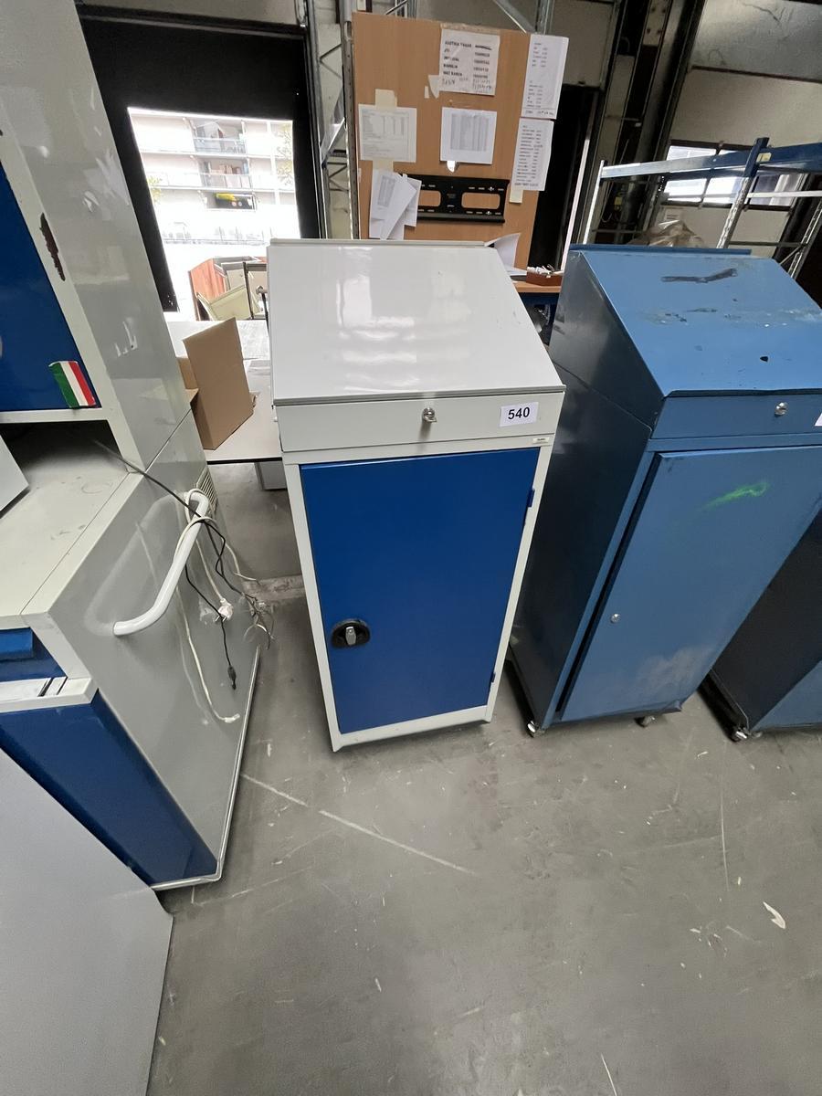 Werkzeugschrank mit Auszugslade ca. 50/135/50 cm?d=2026-03-30 21:35:39