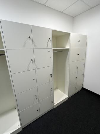 20 teiliger versperrbarer Handtaschenschrank ca. 220/60/190 cm