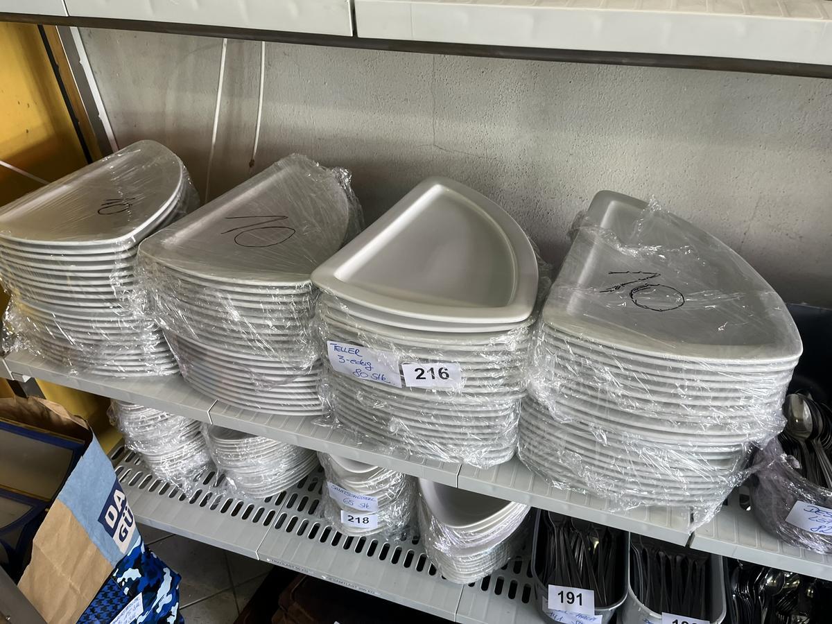 80 Stk. Teller, dreieckig, ca. 37cm?d=2026-03-30 23:17:04