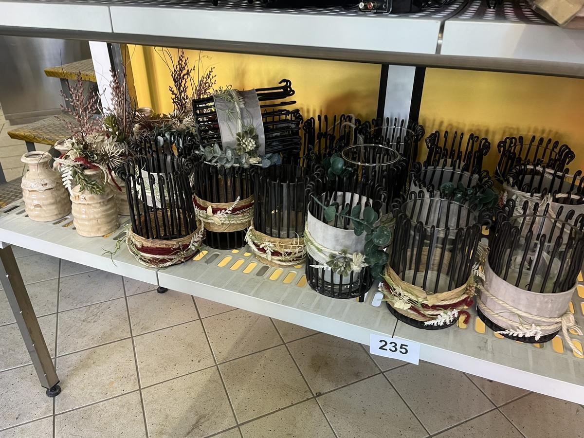 ca. 3 Laufmeter Inhalt der Regalanlage an Tisch- und Dekomaterial?d=2026-03-30 23:17:06