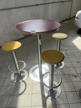 3 Stk. Barhocker, 80cm hoch und 1 Stehtisch DM 70cm, 110cm hoch 3 Stk. Barhocker, 80cm hoch und 1 Stehtisch DM 70cm, 110cm hoch