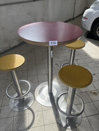 3 Stk. Barhocker, 80cm hoch und 1 Stehtisch DM 70cm, 110cm hoch 3 Stk. Barhocker, 80cm hoch und 1 Stehtisch DM 70cm, 110cm hoch