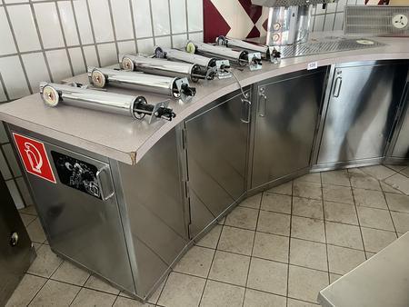 Barmodul, geschwungen, ca. 300x78x90cm, mit 3 Türen und WMF 4 Schankbalken Barmodul, geschwungen, ca. 300x78x90cm, mit 3 Türen und WMF 4 Schankbalken