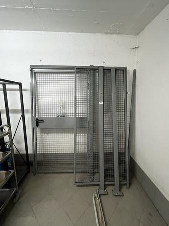 Torteil mit Schutzgitter, für Raumteilung, versperrbar Torteil mit Schutzgitter, für Raumteilung, versperrbar