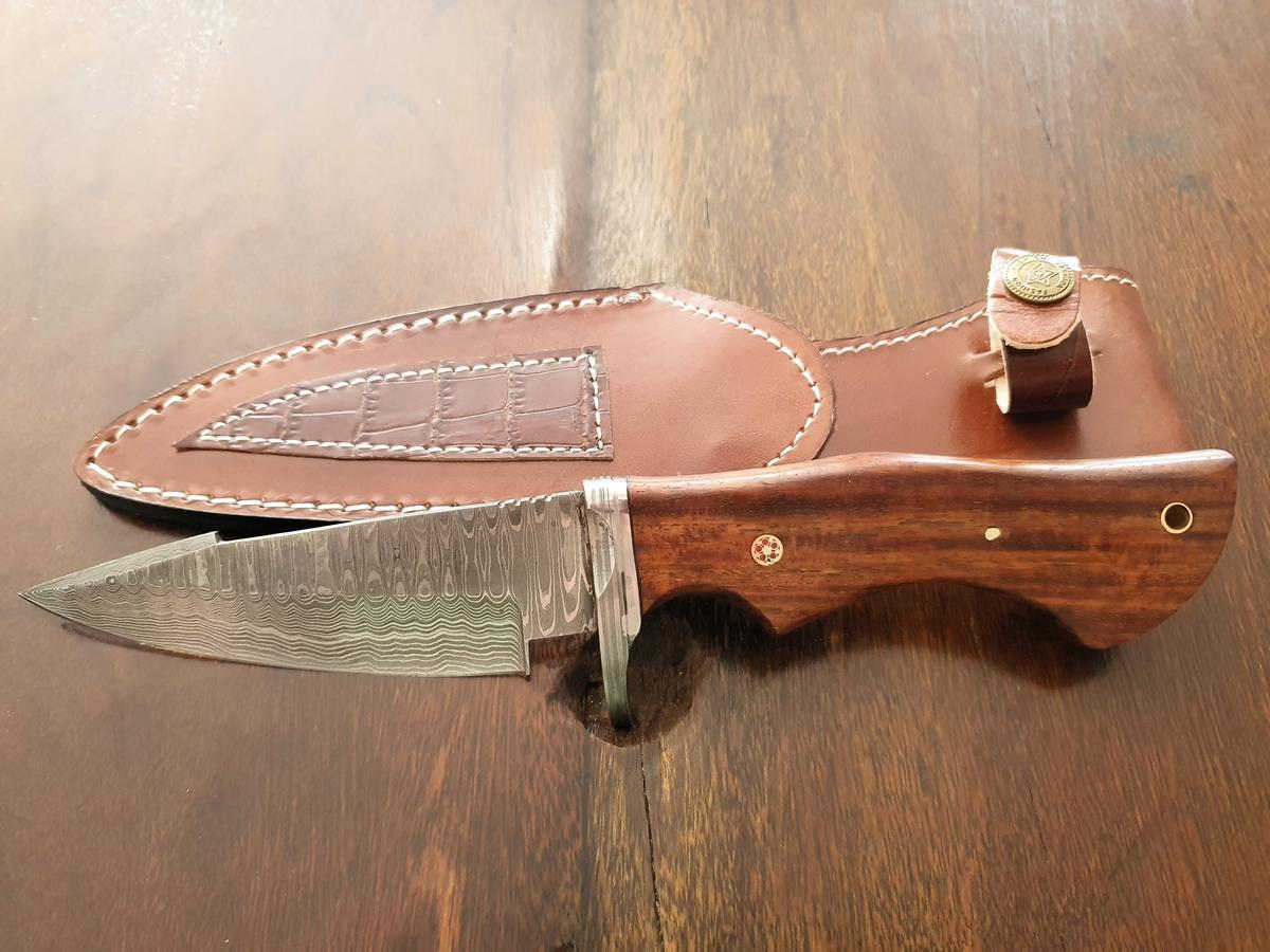 Damast Jagdmesser, Karbonstahl, rund 150 Lagen, charakteristische, rustikale Schmiedeoberfl&auml;che, Griff aus Holz, Gesamtl&auml;nge 260 mm, Klingenl&auml;nge 120 mm, Klingenst&auml;rke 4mm, Leder Messerscheide 165 mm L&auml;nge?d=2026-04-04 07:42:41