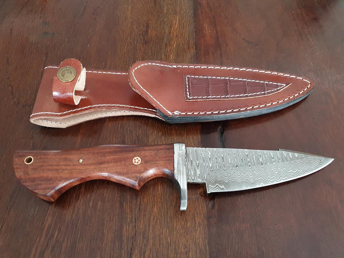 Damast Jagdmesser, Karbonstahl, rund 150 Lagen, charakteristische, rustikale Schmiedeoberfl&auml;che, Griff aus Holz, Gesamtl&auml;nge 260 mm, Klingenl&auml;nge 120 mm, Klingenst&auml;rke 4mm, Leder Messerscheide 165 mm L&auml;nge