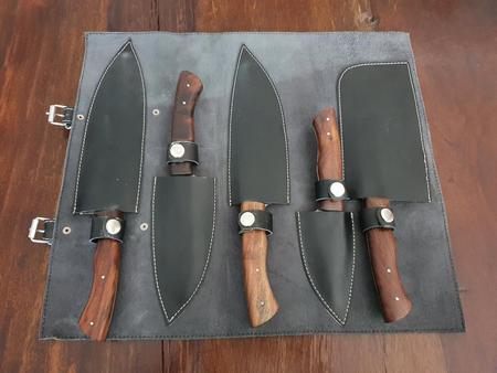 Kochset mit 5 Damast-Messer und schwarzer Lederrolle, Klinge Damaszener Stahl, rund 150 Lagen, charakteristische, rustikale Schmiedeoberfl�che, Griff Holz braun, Gesamtl�ngen 330 | 300 | 290 | 250 | 190 mm, Klingenl�ngen 200 | 180 | 160 | 130 | 90 mm, Kli