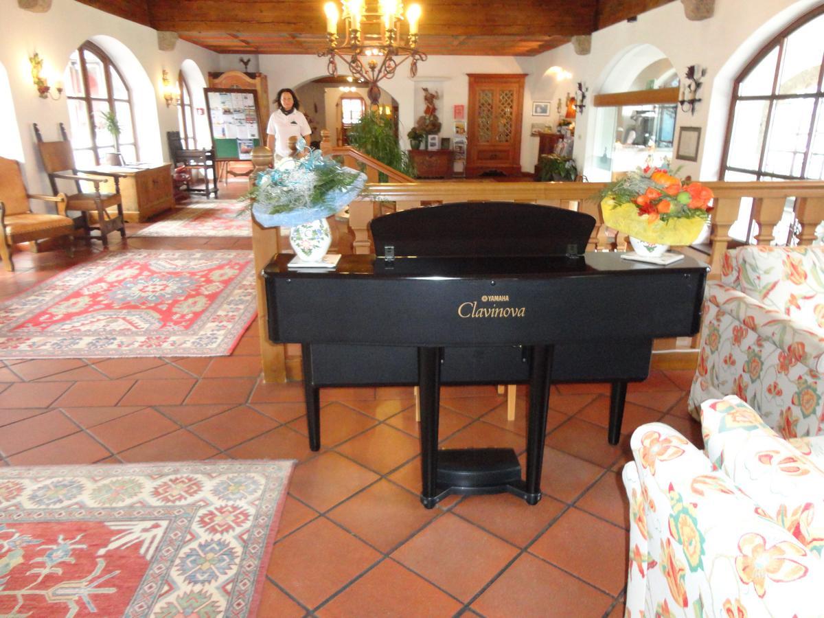 Klavier + Hocker, Modell Yamaha Clavinova, 140 x 55 x 100?d=2026-04-15 01:37:35