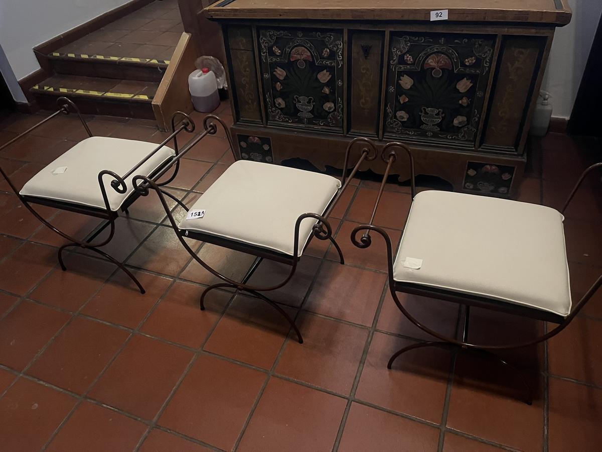 3 Hocker?d=2026-04-15 03:17:53