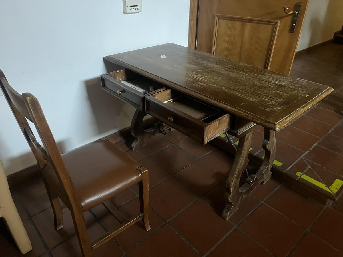 Tisch mit 2 Laden + 1  Stuhl, 140 x 65 x 80?d=2026-04-15 03:17:16