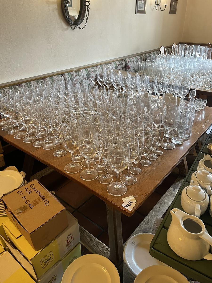 Tisch ca. 130 x 120 x 75?d=2026-04-15 01:37:37