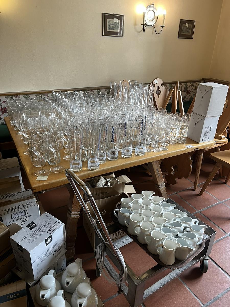 Tisch ca. 130 x 115 x 75?d=2026-04-15 01:44:02