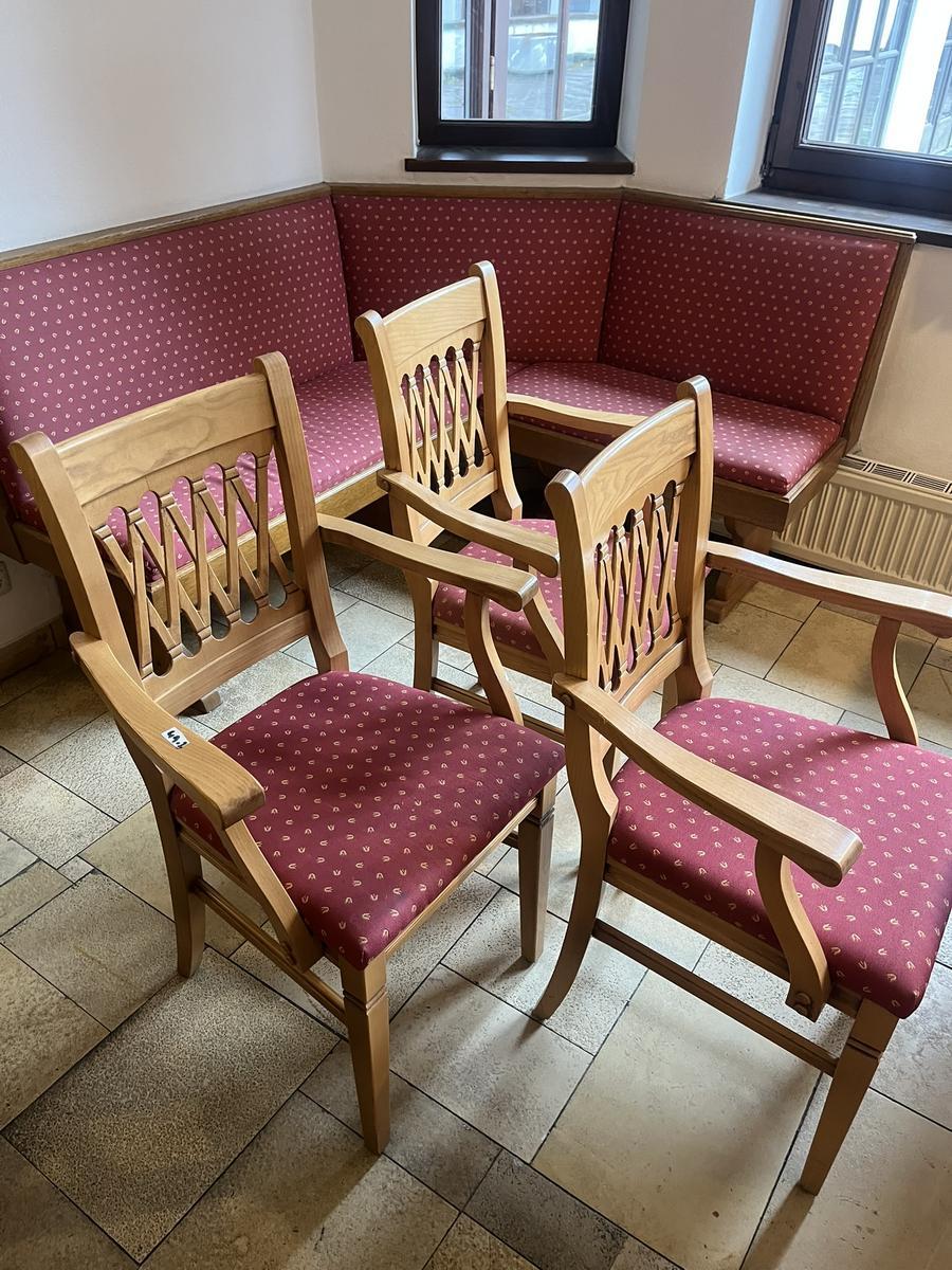 17 Stk. St&uuml;hle ohne Armlehnen, 3 Stk. St&uuml;hle mit Armlehnen?d=2026-04-15 01:37:34