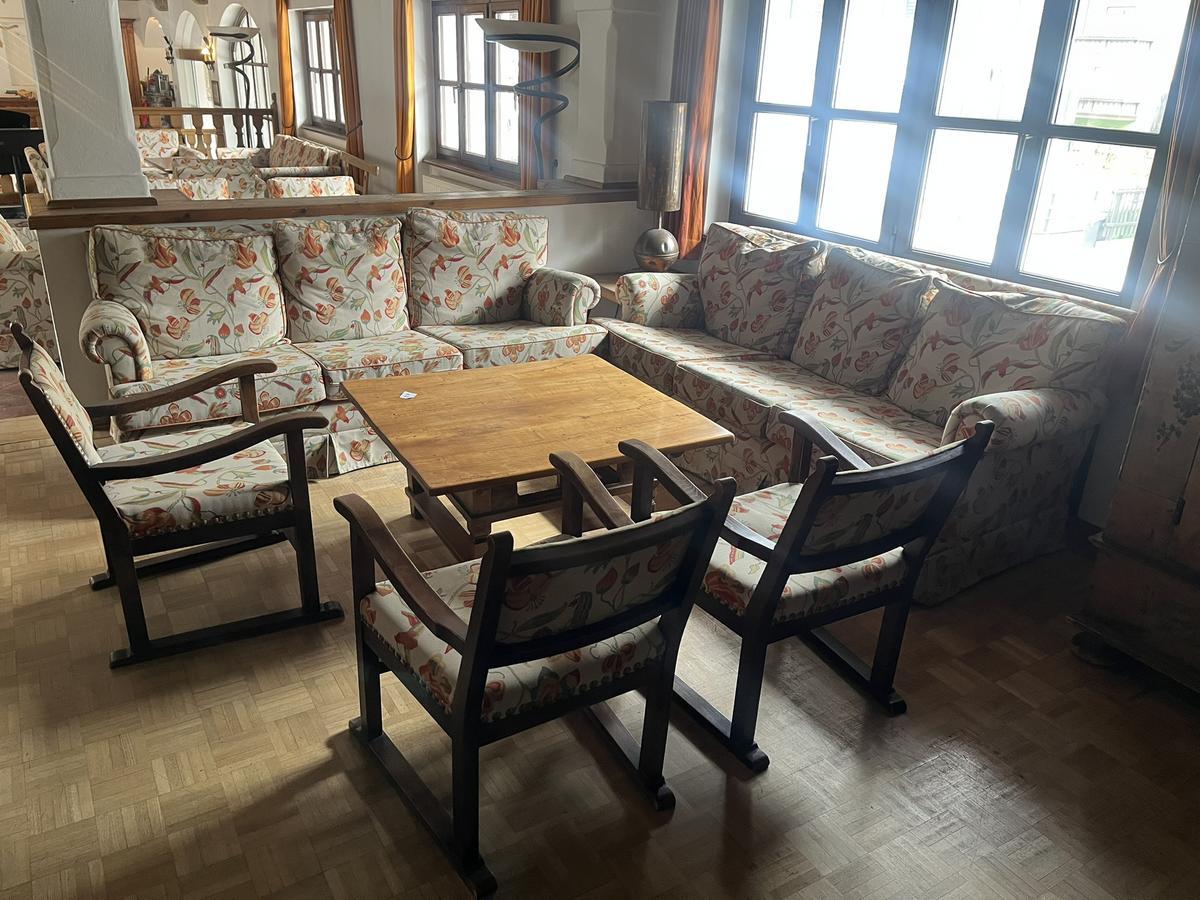 Sitzgruppe bestehend aus 2 x 3er Bank, 3 St&uuml;hle, 1 Tisch